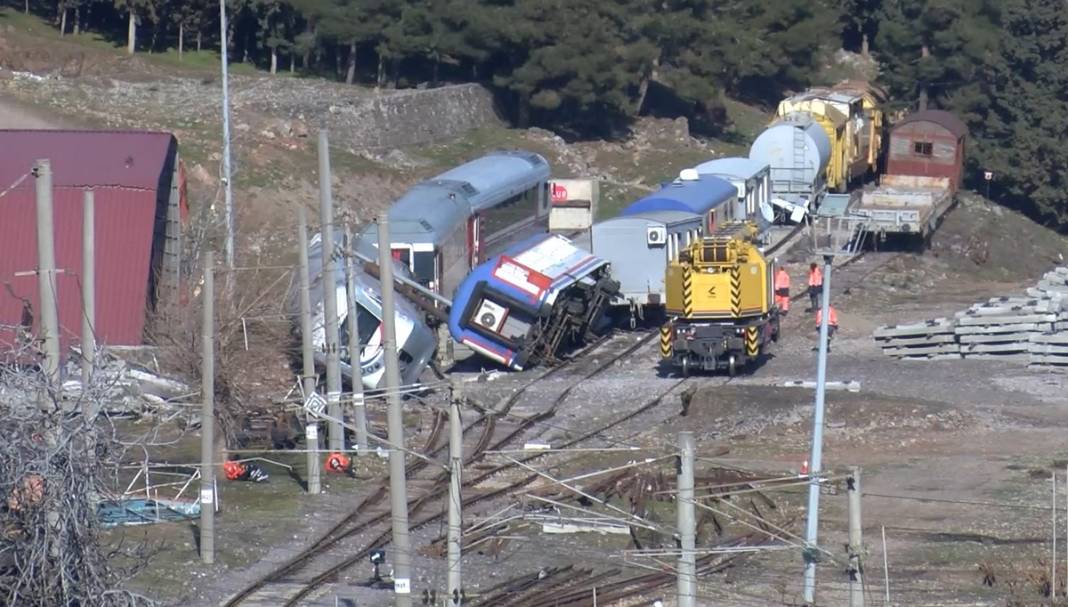 Deprem demiryollarını da vurdu! Raylar eğrildi, trenler devrildi, kayalar düştü! İşte dehşetin fotoğrafları 5